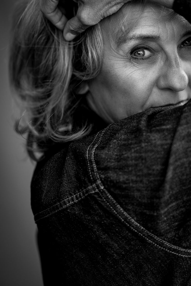 Schwarz-Weiß-Porträt einer Frau mit direktem Blick in die Kamera, fotografiert mit natürlichem Tageslicht