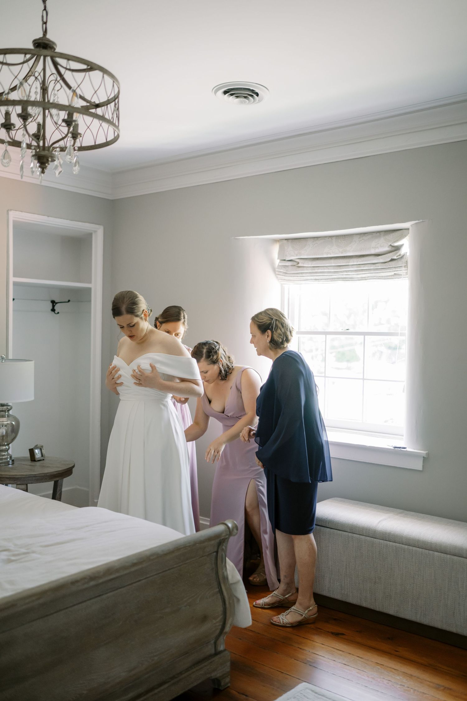 bride getting into her dress at the inn at mt. ida