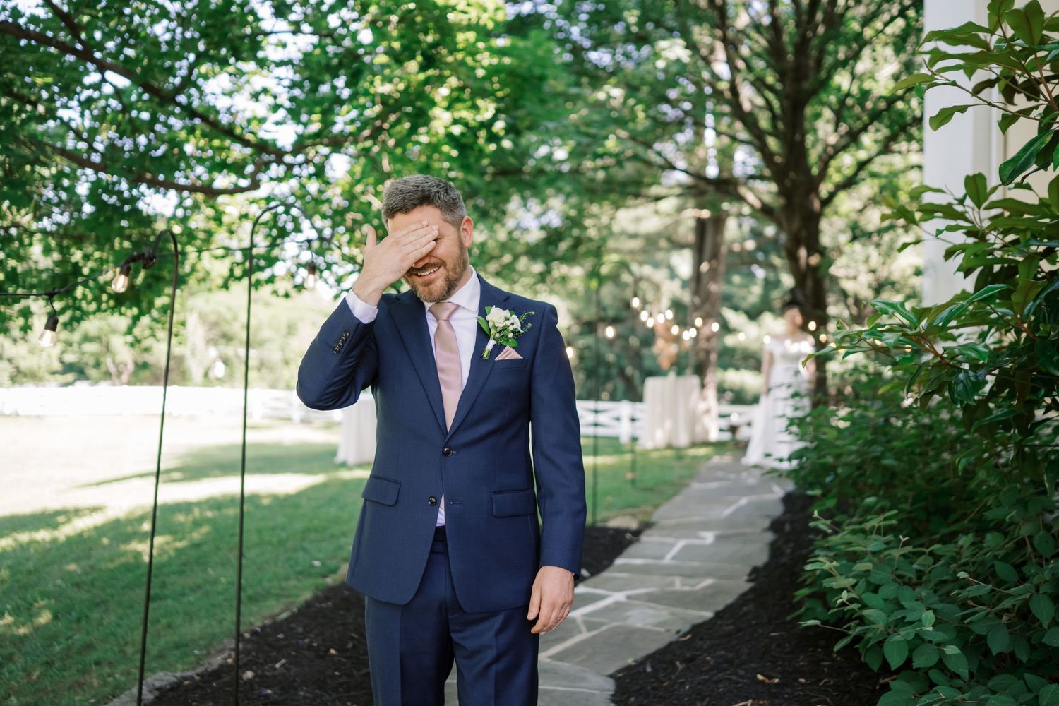 groom waits for bride outside the inn at mt. ida