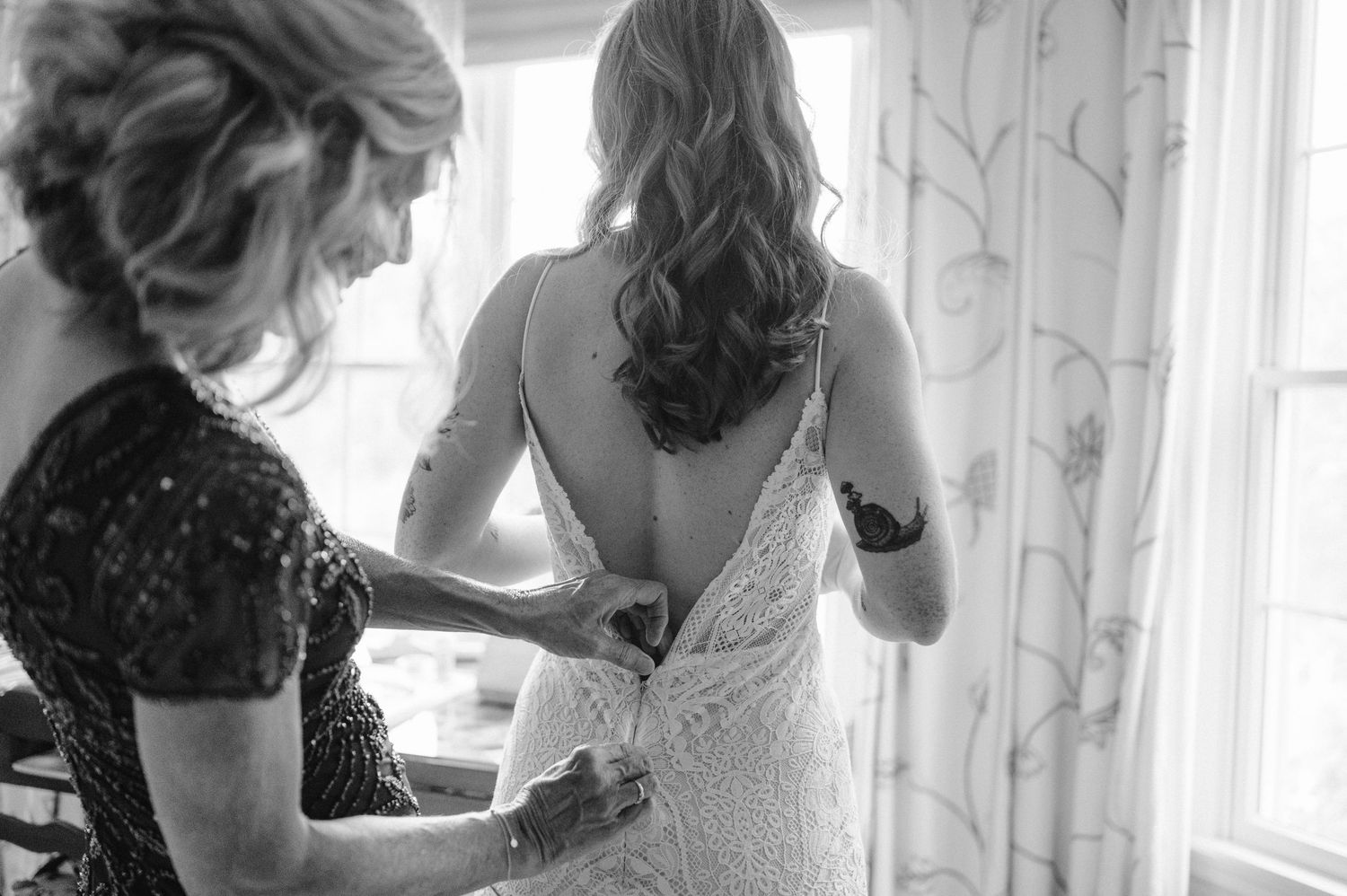 bride gettting into wedding dress with mother at home backyard wedding baltimore maryland photographer