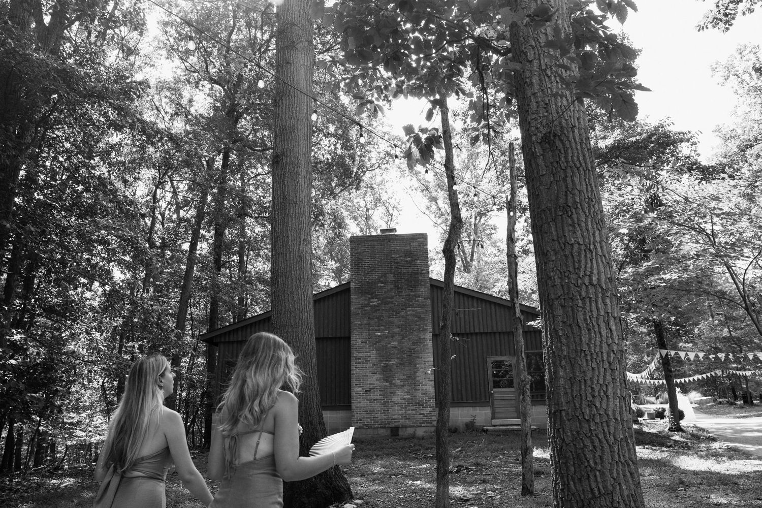 bridesmaids walk to the cabin