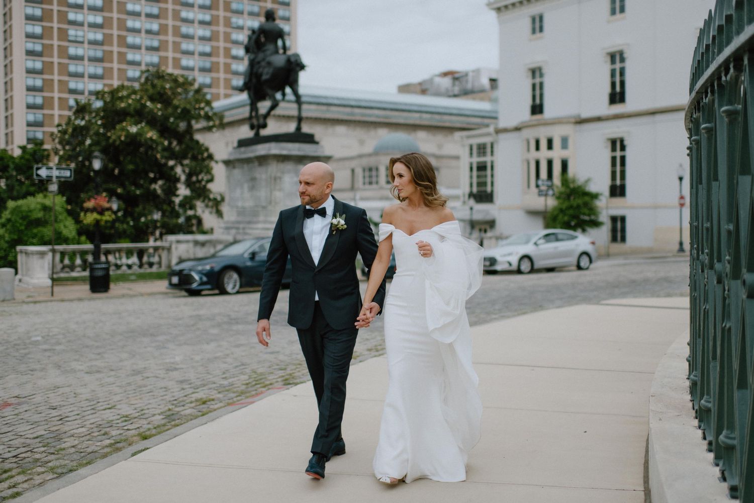 bride and groom walk around the mt. vernon monutment