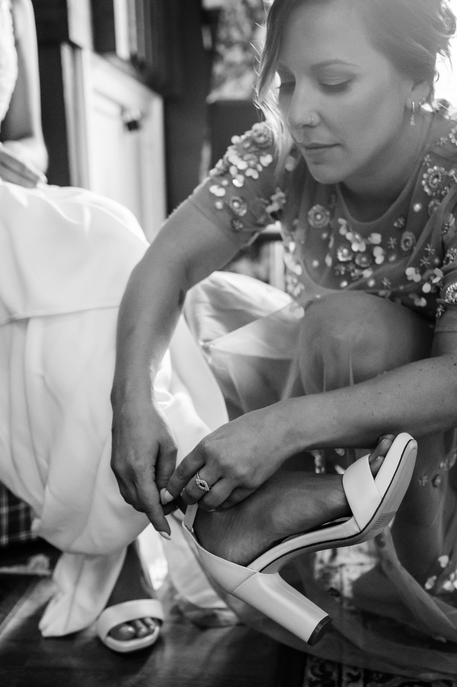 bridesmaid putting on brides shoes antrim 1844 wedding maryland intimate elopement photographer summer wedding