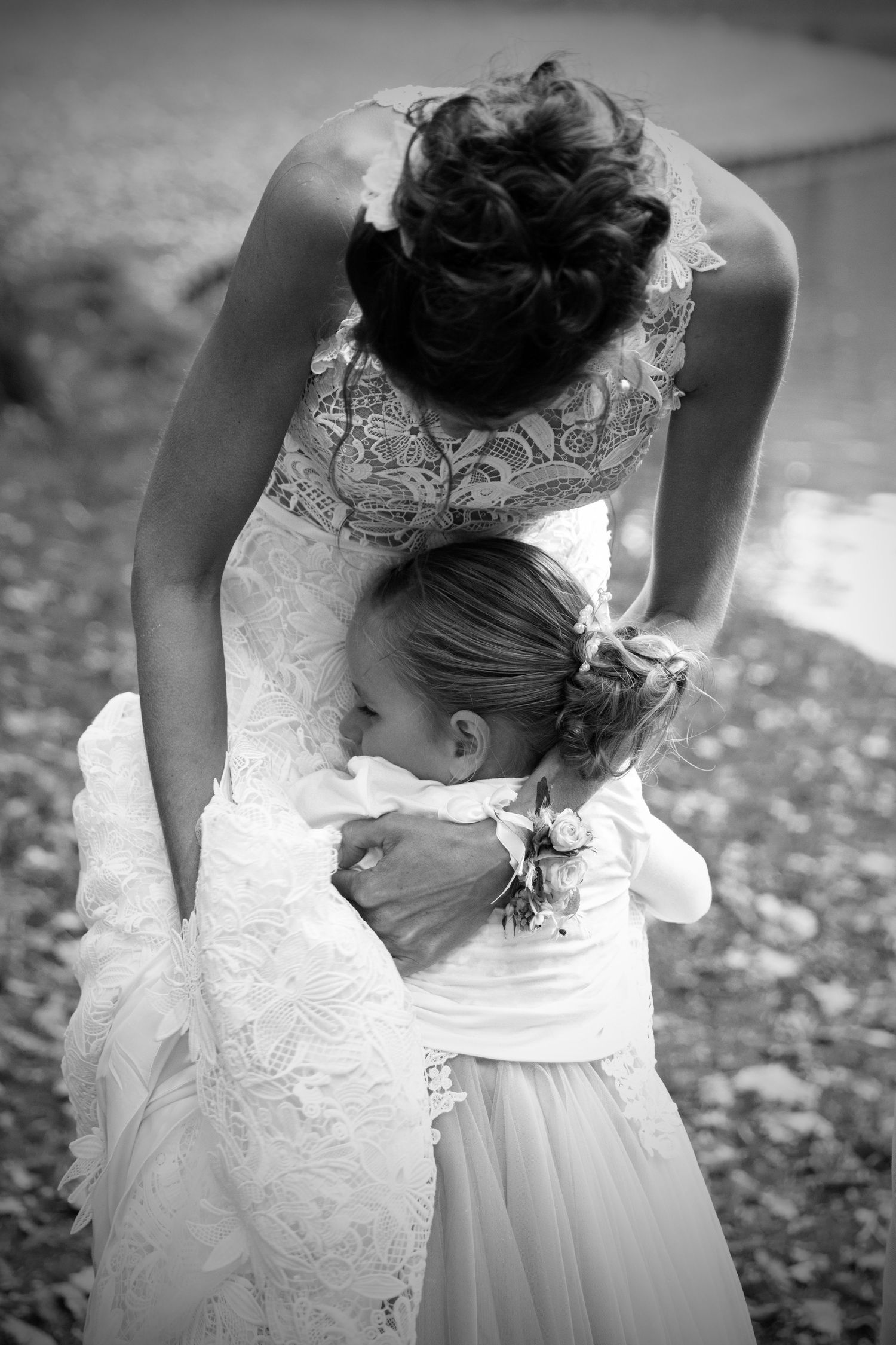 A tender black and white moment captured during a wedding celebration. Trouwfotograaf Berkel en Rodenrijs. Trouwforograaf Zuid-Holland.