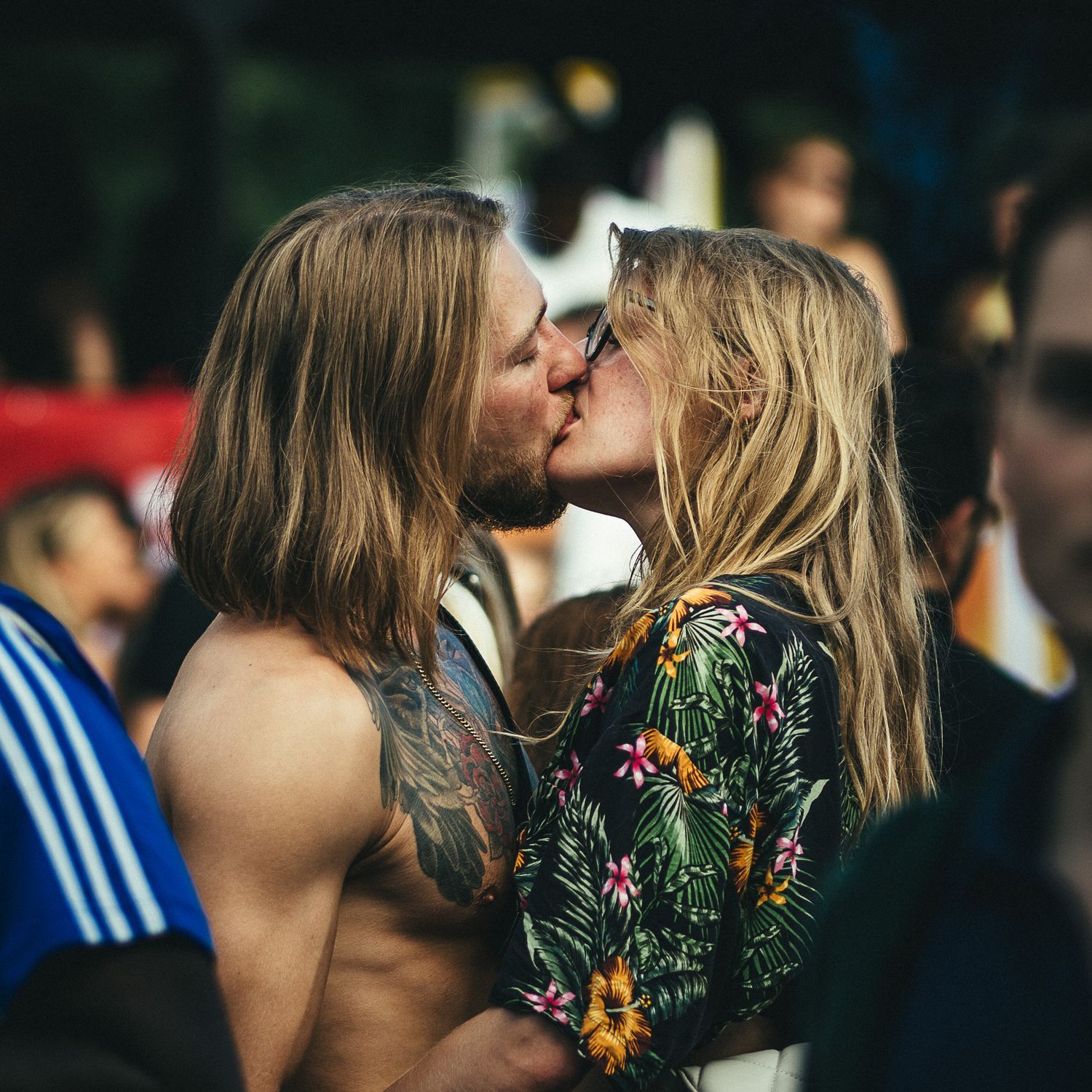 Verliebtes Paar umarmt sich innig auf einer Pride-Veranstaltung