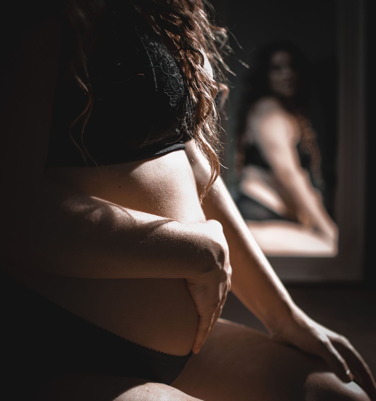 Intimes Babybauch-Porträt einer schwangeren Frau