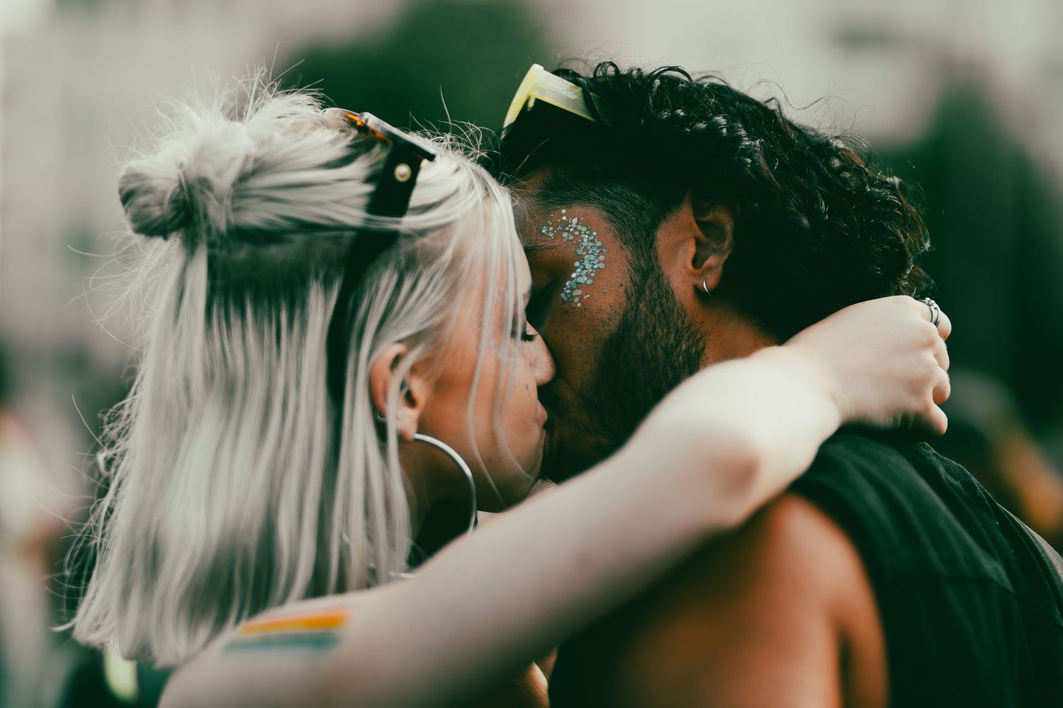 Verliebtes Paar umarmt sich innig auf einer Pride-Veranstaltung