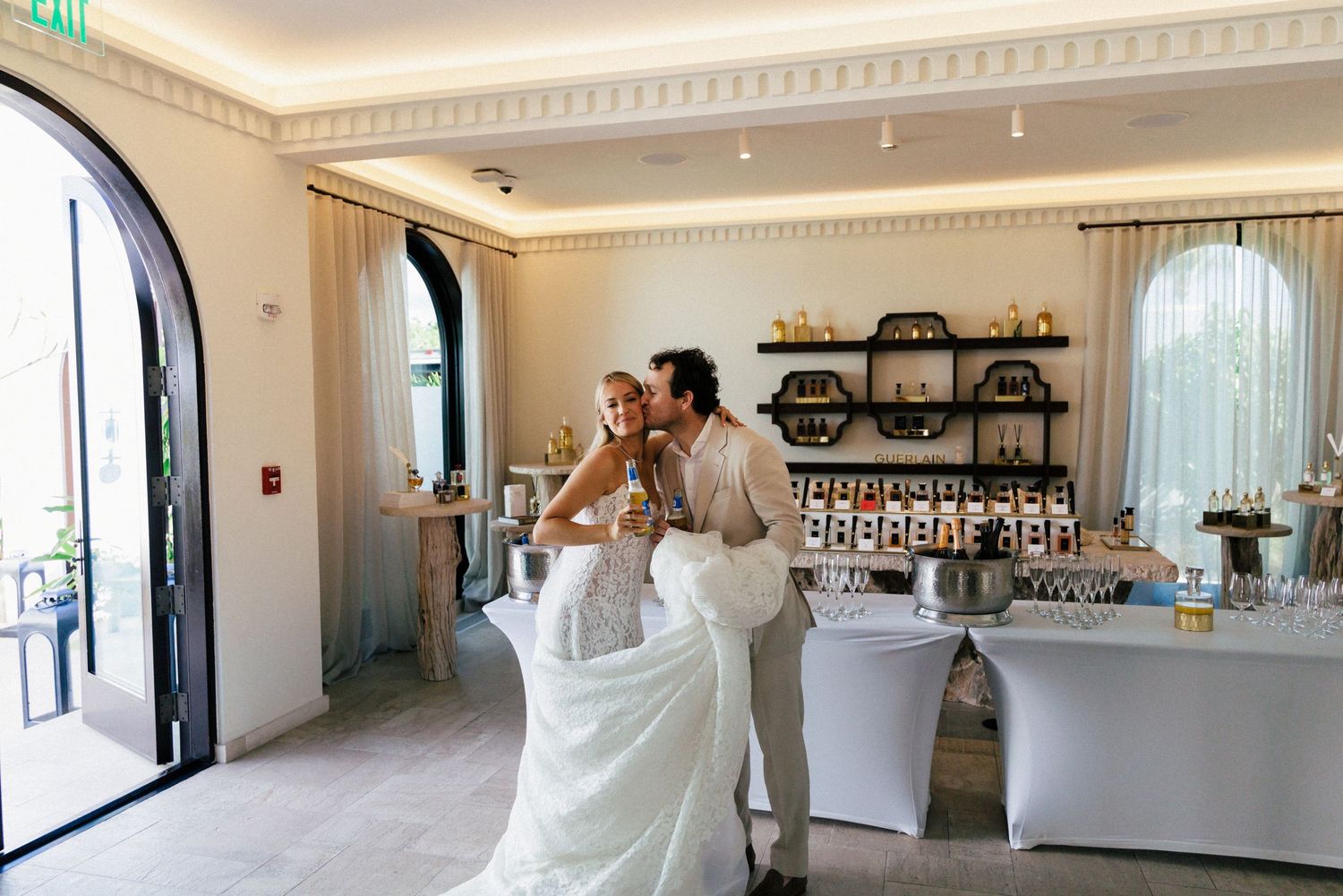 Modern white reception space with high ceilings and elegant architectural details.