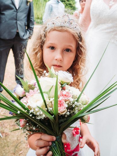 Sortie de mairie festive pour un mariage dans le bassin creillois – Photographe professionnel spécialisé dans les cérémonies civiles.