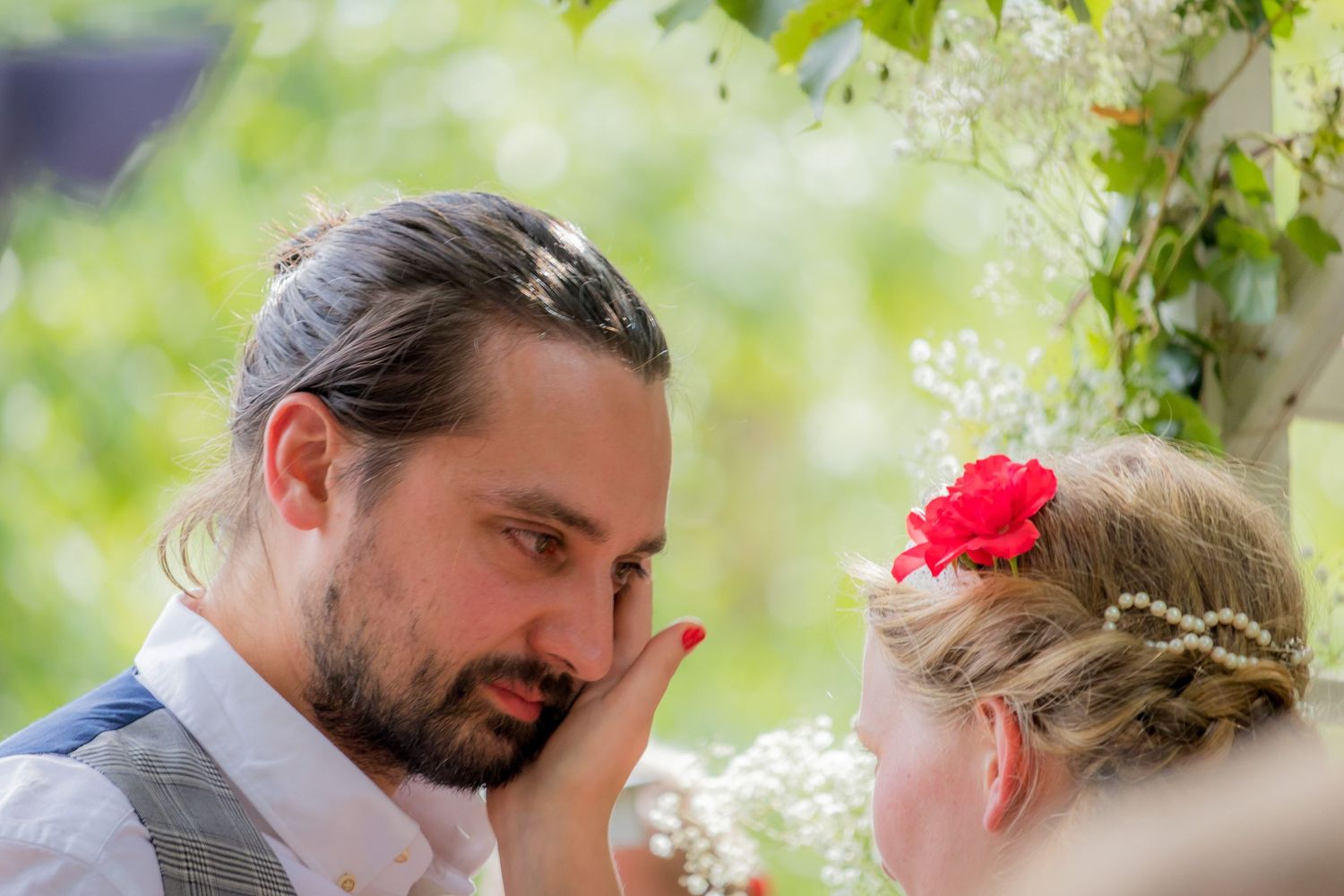 Séance couple en extérieur dans un parc près de Creil – Photographie de mariage lumineuse.