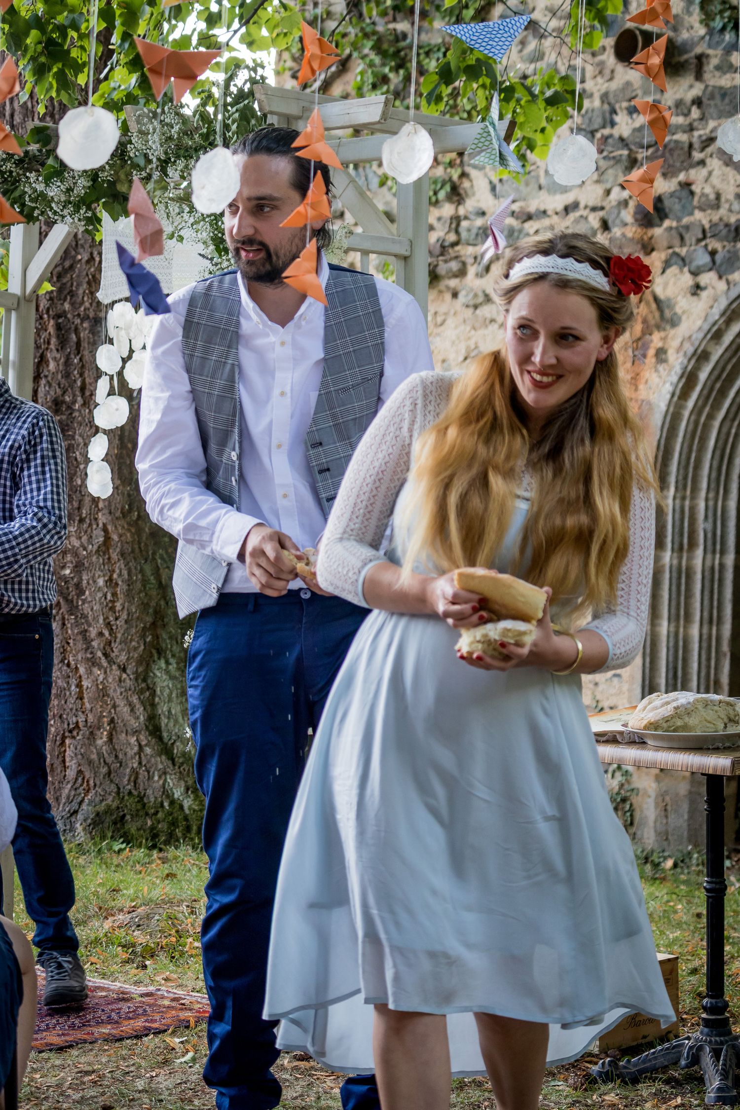 Portraits de mariés devant un mur en pierre naturelle à Senlis – Photographe mariage Oise.