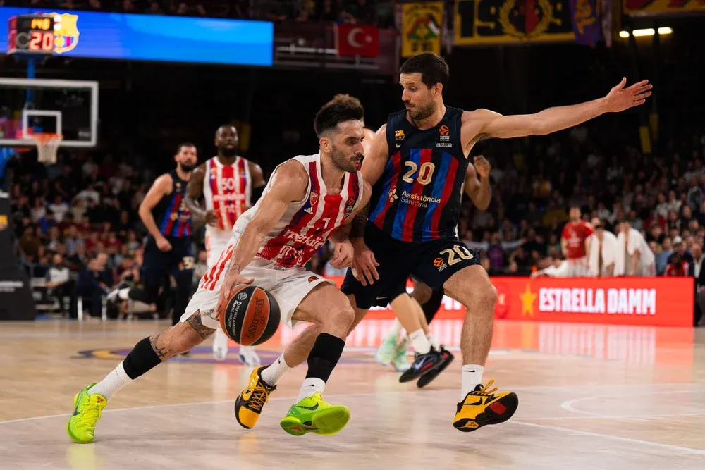Fotografia esportiva de partit de bàsquet a Barcelona amb jugador penetrant a cistella