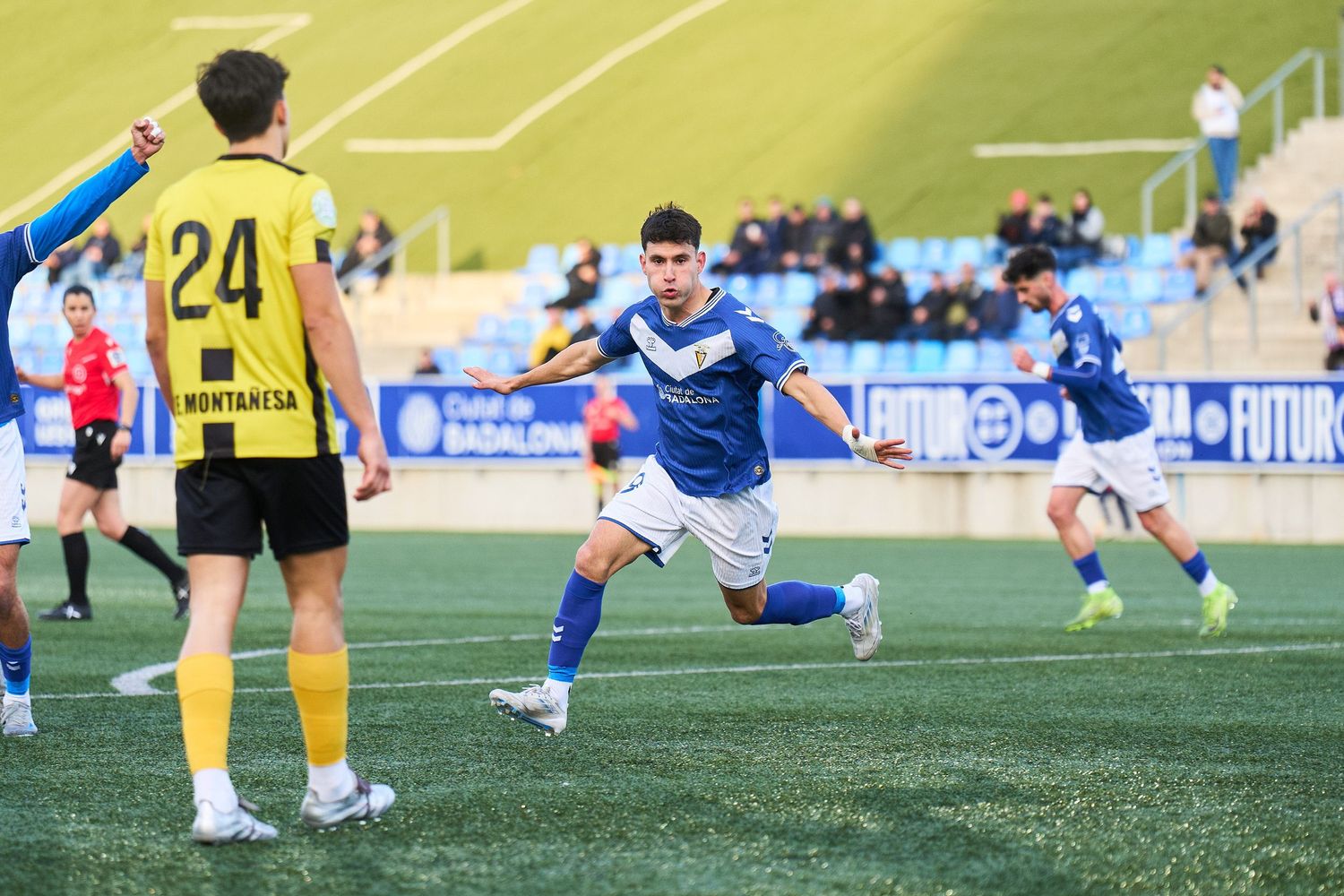 Fotografia de jugada ofensiva en partit de futbol base a Barcelona