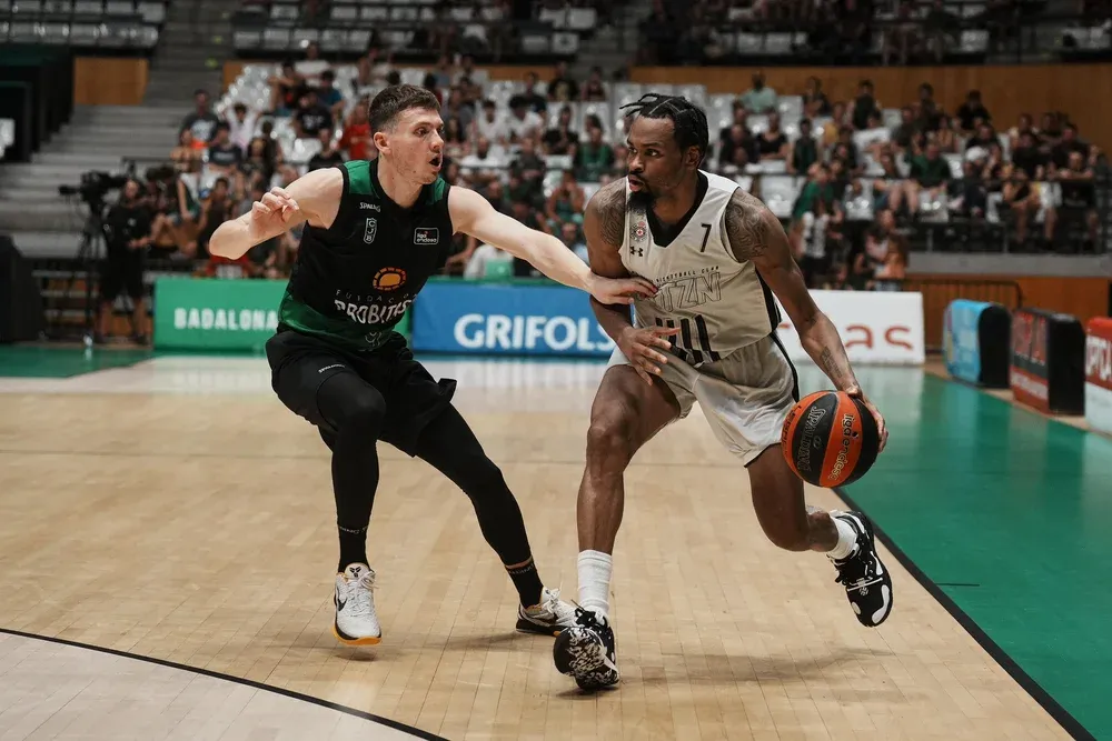 Fotografia professional de duel defensiu en partit de bàsquet a Barcelona