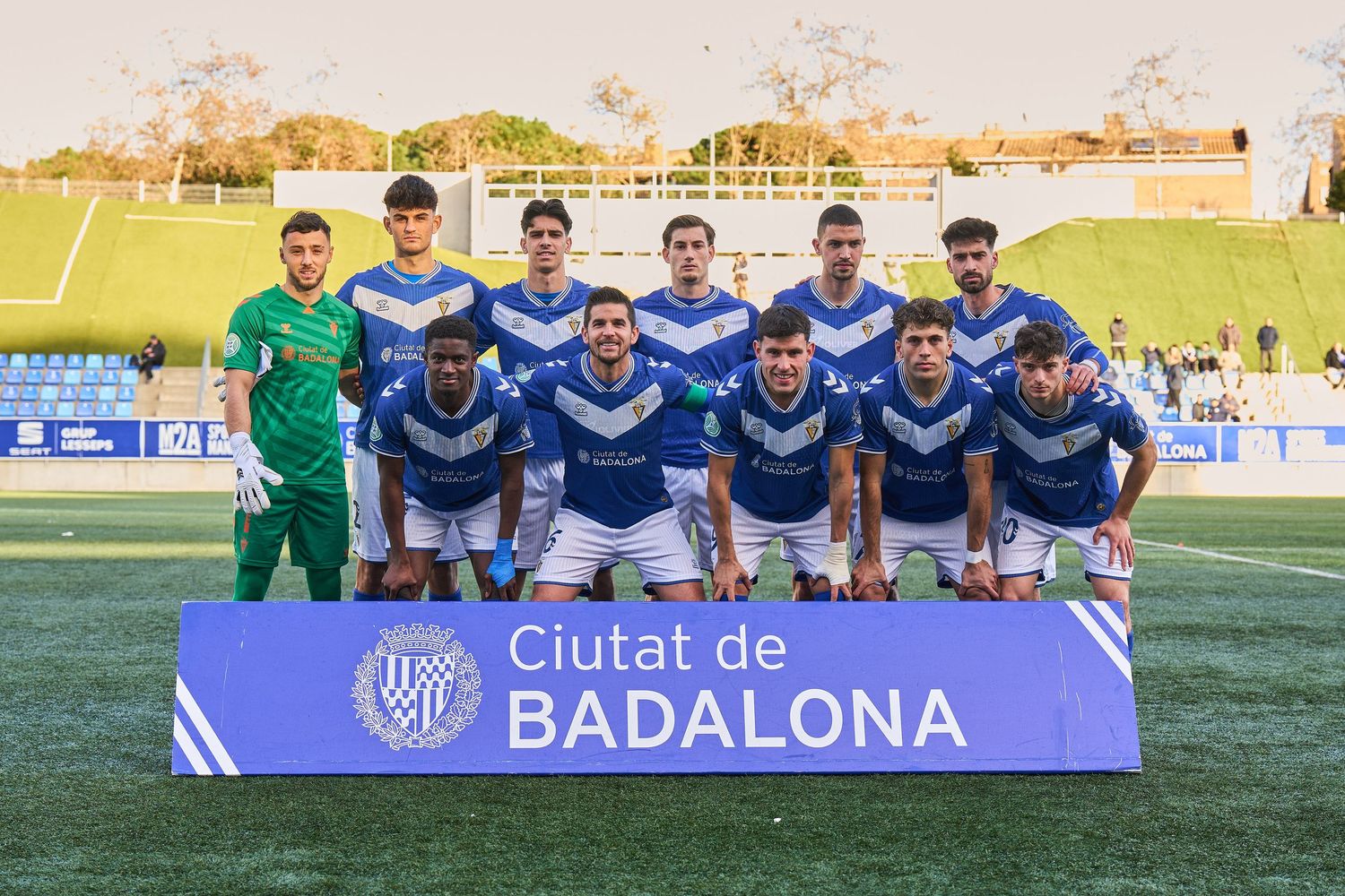 Fotografia d’equip de futbol a Badalona abans de partit oficial en competició