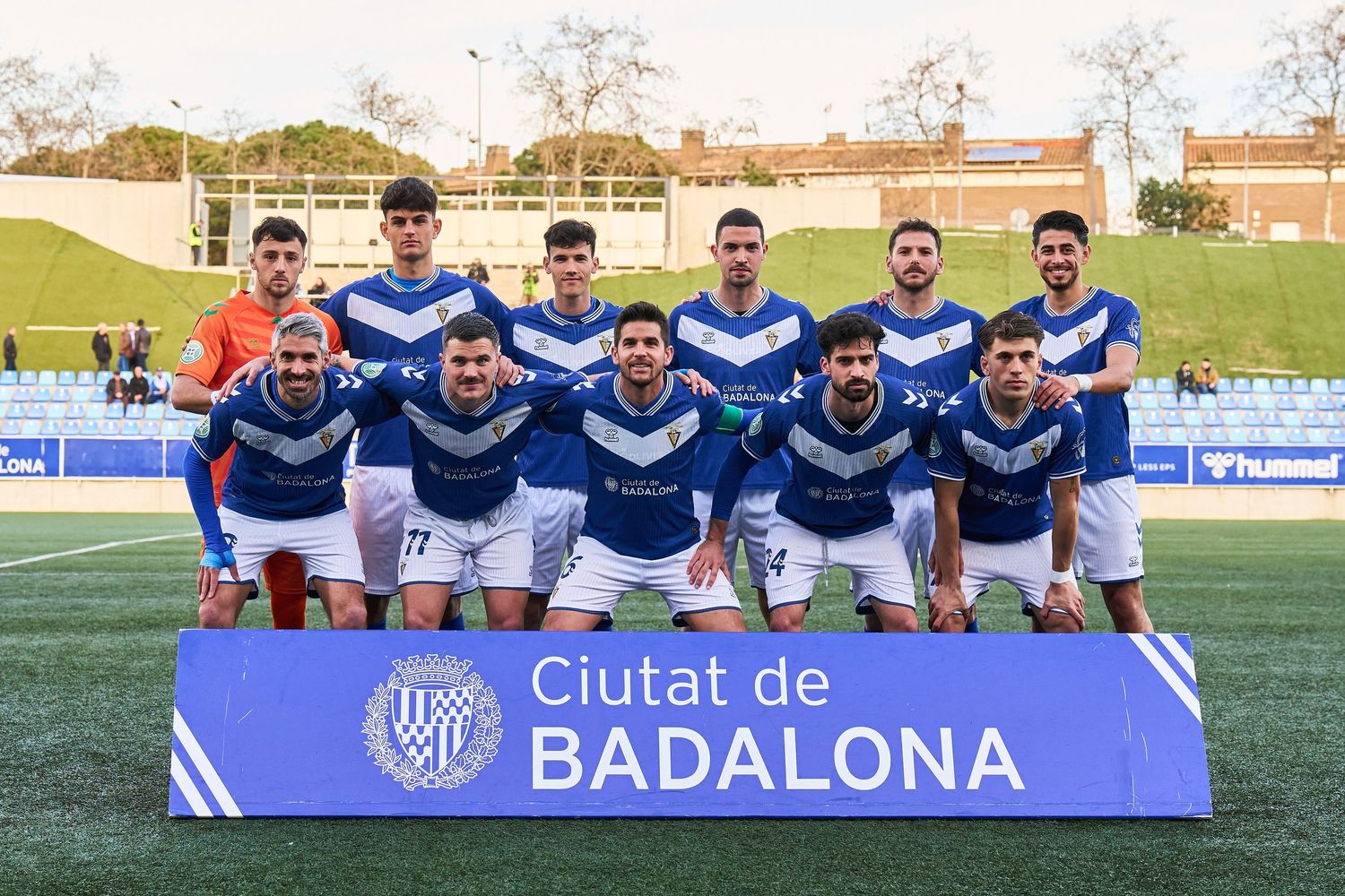 Fotografia d’equip de futbol a Badalona abans de partit oficial en competició