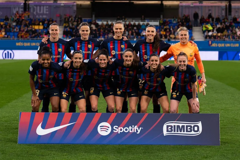 Fotografia d’equip femení professional de futbol en estadi abans del partit