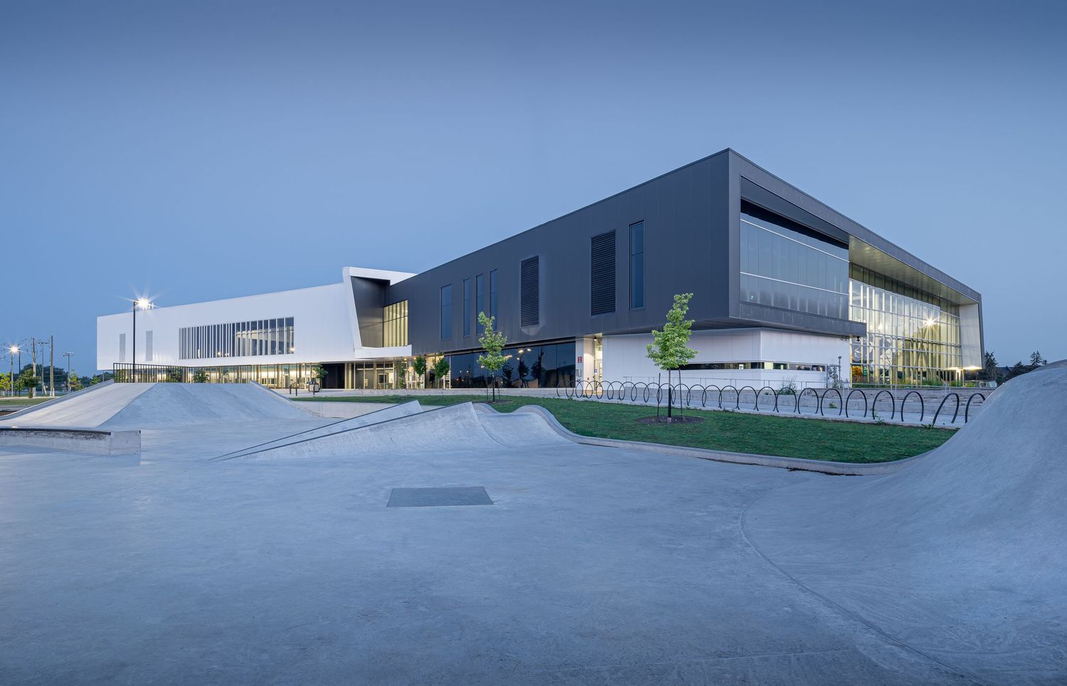 Complexe aquatique Brossard. Prisme architecture