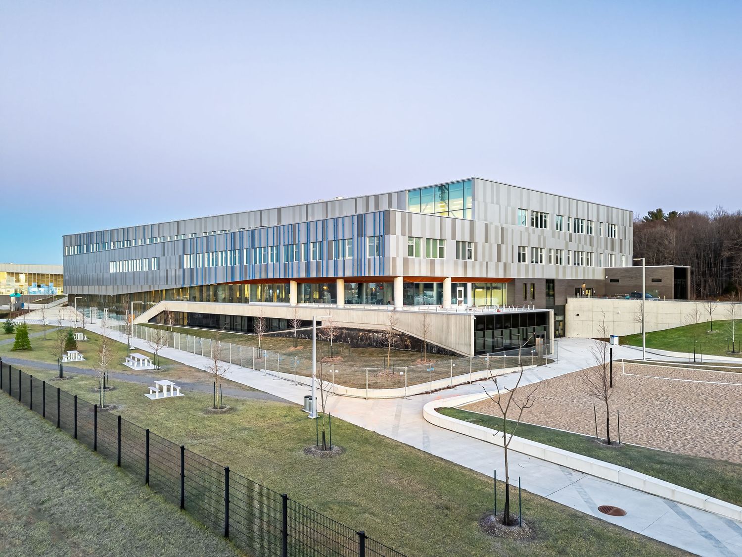 École secondaire du Maréchal. Mirabel. Prisme architecture