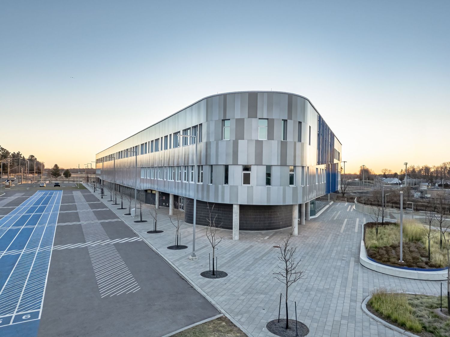 École secondaire du Maréchal. Mirabel. Prisme architecture