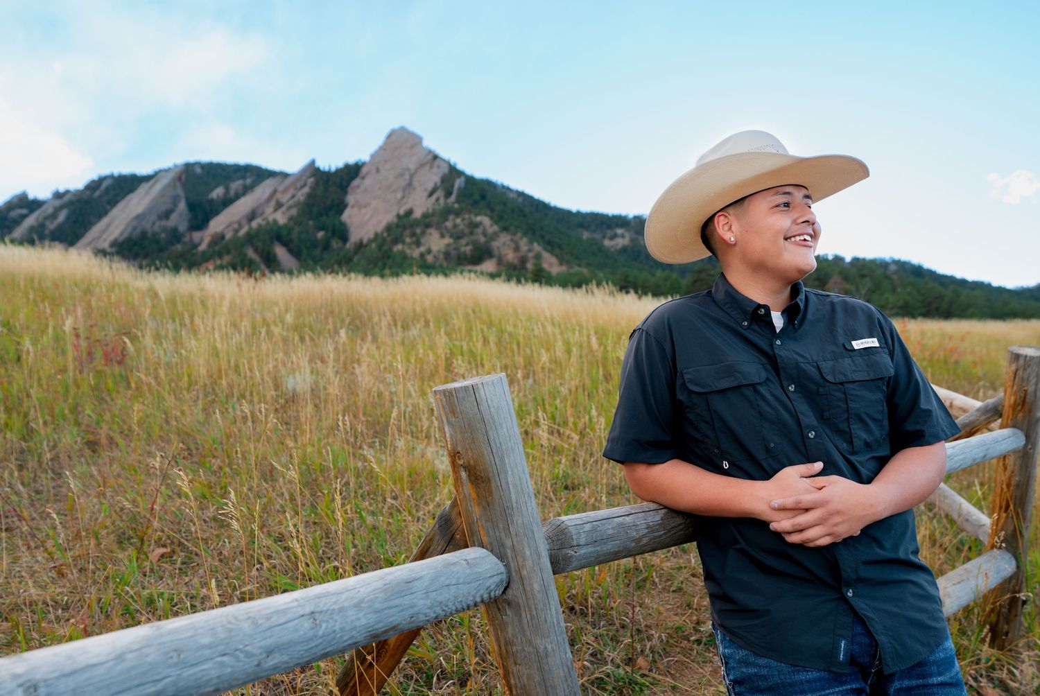 High school senior portrait with mountain backdrop at Chautauqua Park during an outdoor Colorado senior photography session.