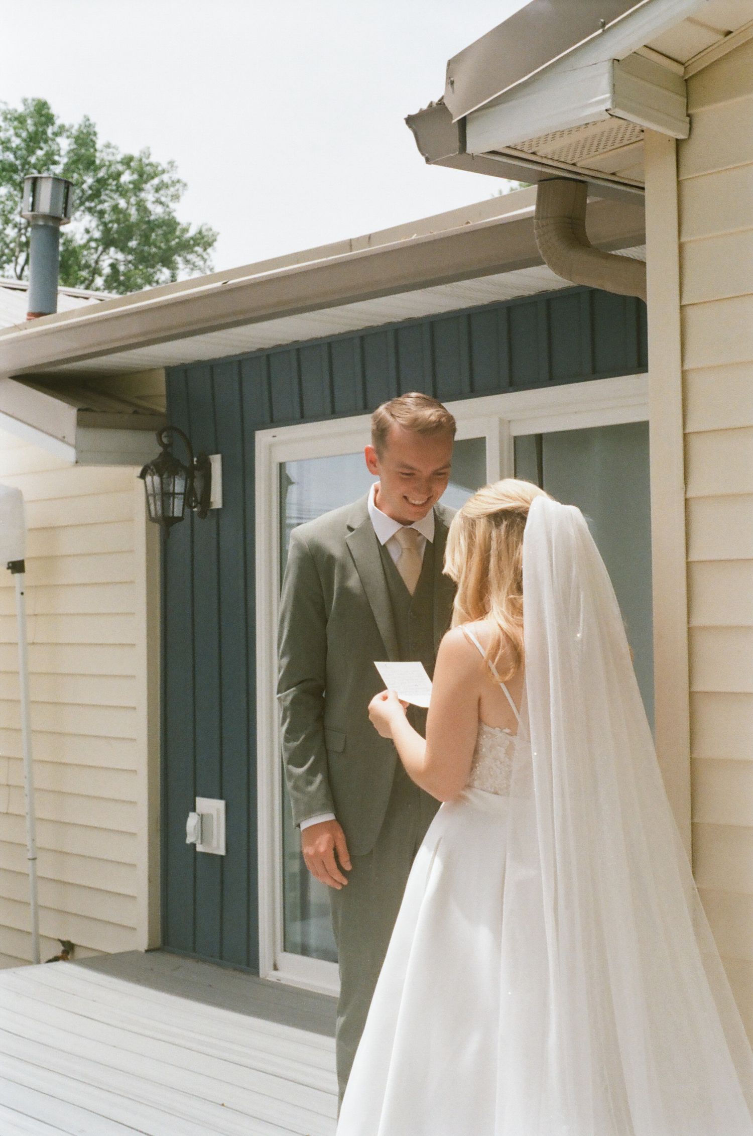 Based in Columbia, South Carolina, (and throughout the United States) Grace Ross Photography specializes in weddings, engagements, and senio