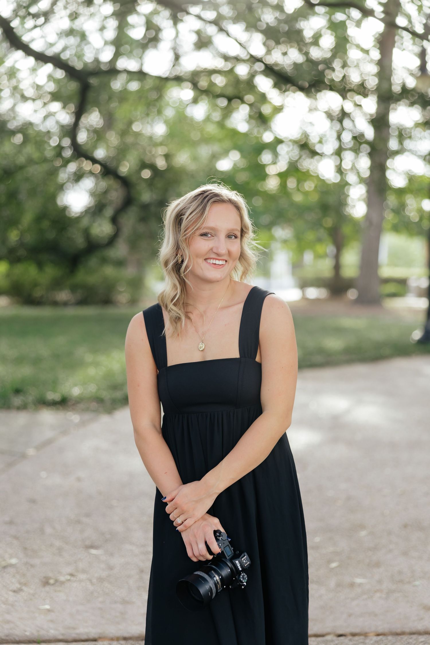 Based in Columbia, South Carolina, (and throughout the United States) Grace Ross Photography specializes in weddings, engagements, and senio