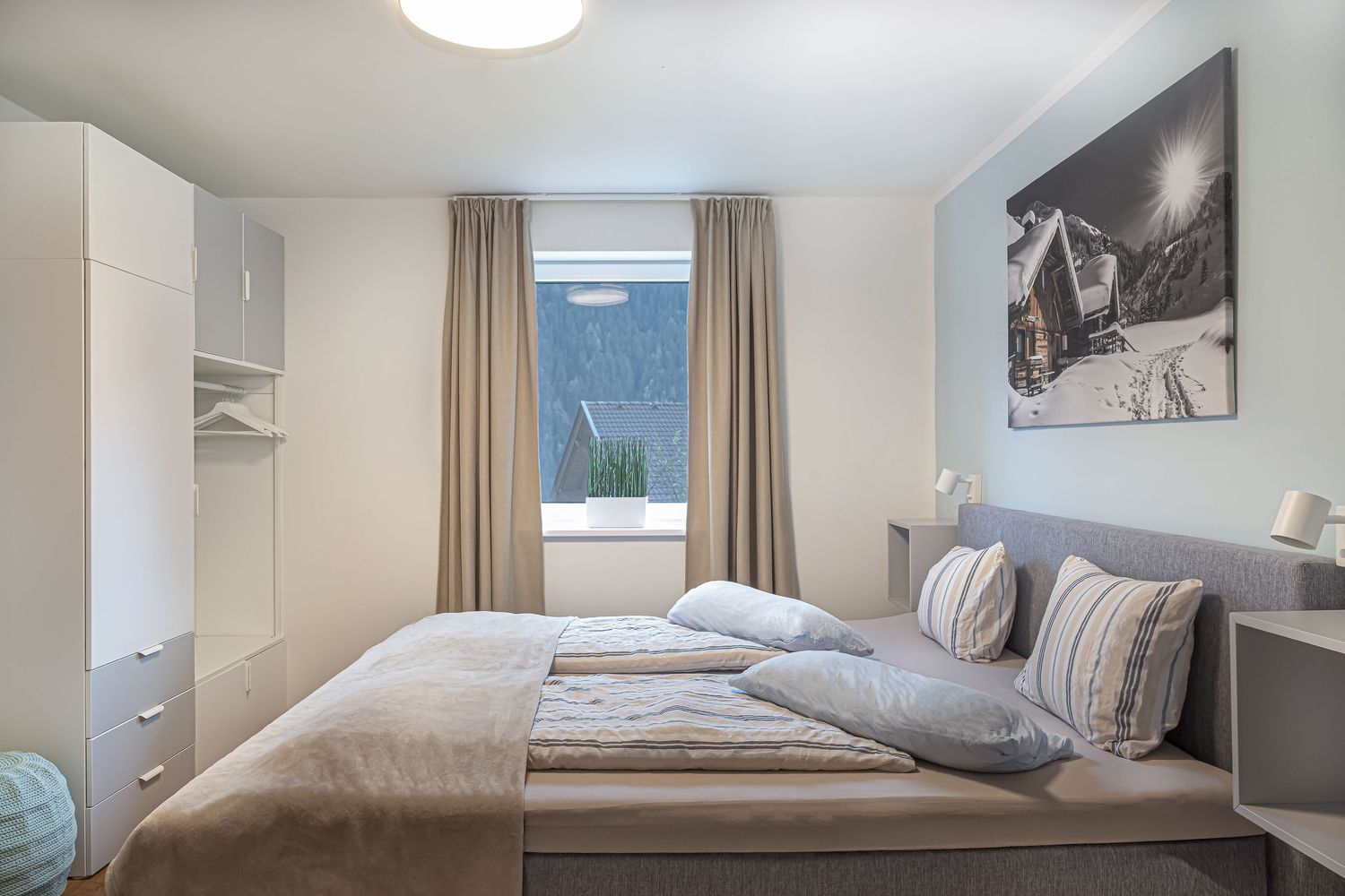 Ložnice s manželskou postelí. Moderní design v horském stylu. Focení apartmánu s důrazem na architekturu.
