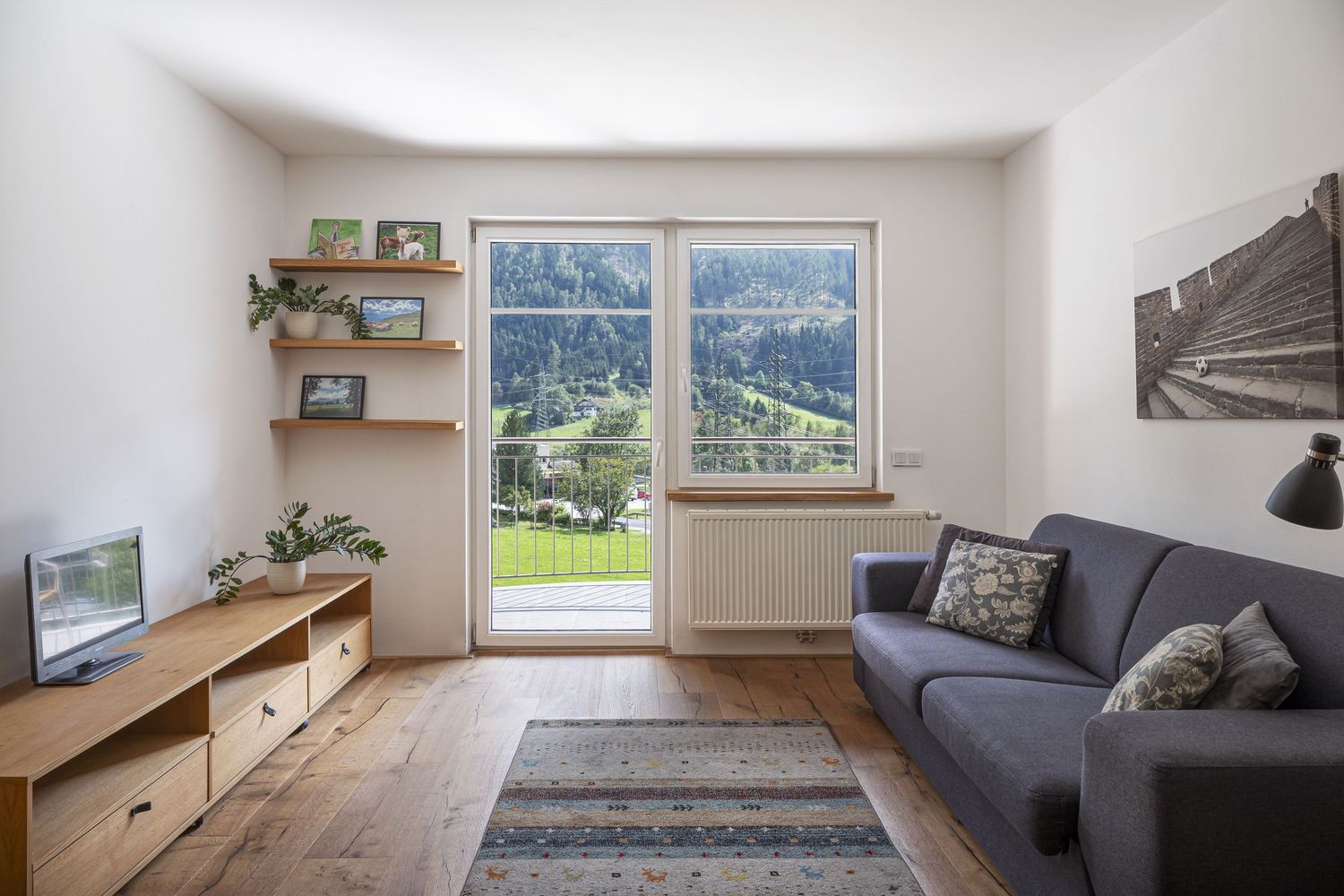 Prostorný obývací pokoj s výhledem na hory. Moderní horský design interiéru s velkými okny. Focení apartmánu.