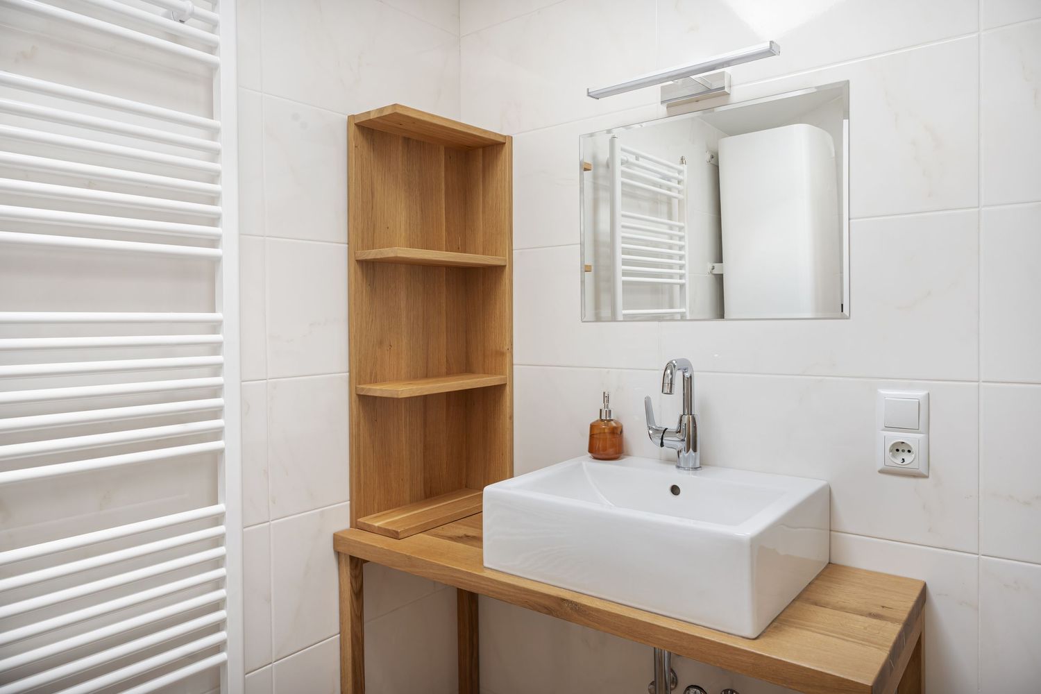 Světlý interiér moderní koupelny. Čisté linie, velkoformátové obklady a moderní design. Focení koupelen a interiérový design.