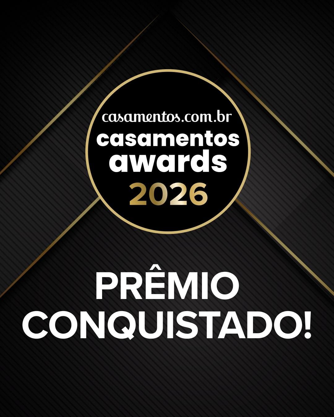 Black and gold awards banner design with text 'Casamentos Awards 2026 Premio Conquistado' on diagonal stripes.