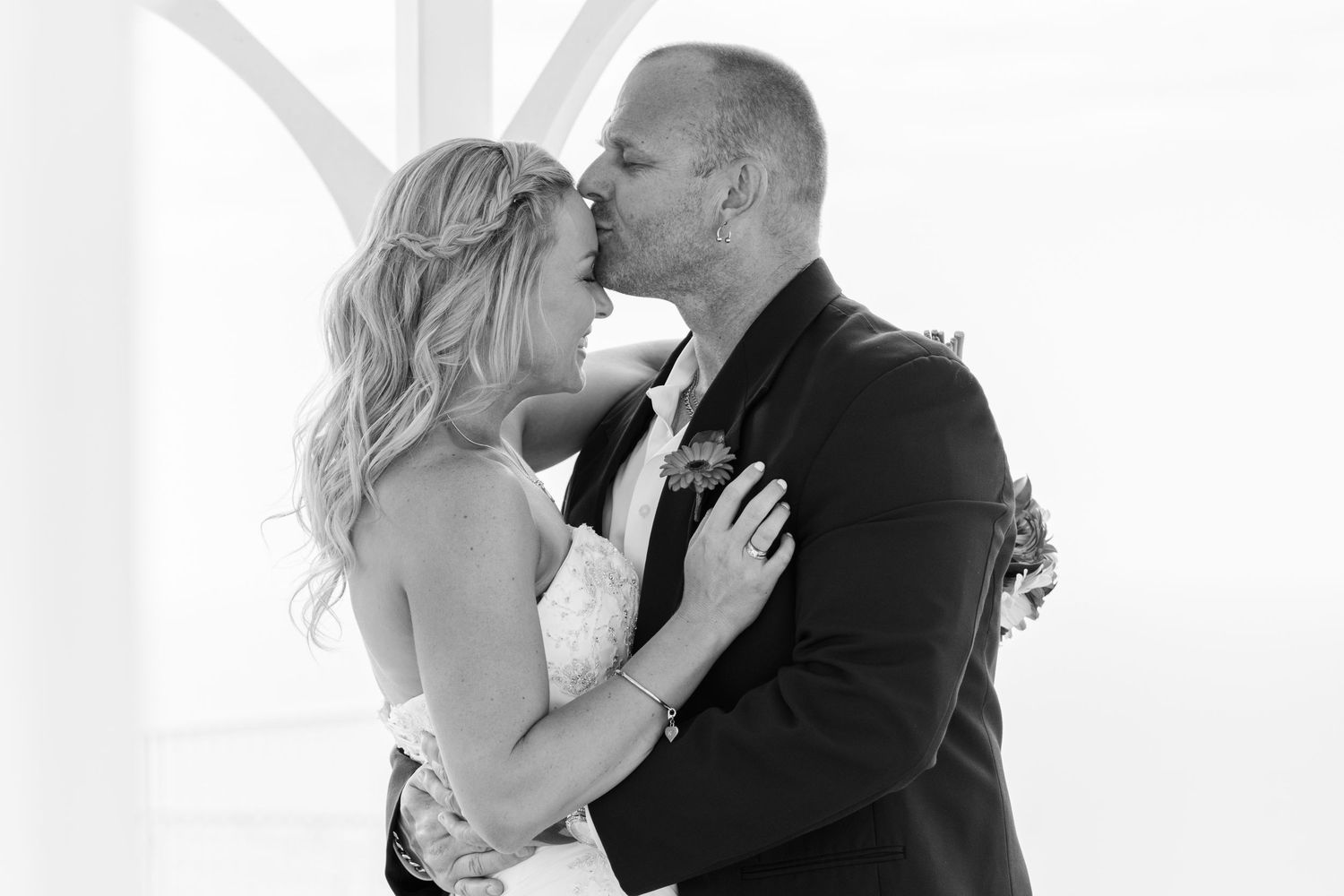 Couple kiss at Panorama House in black and white.