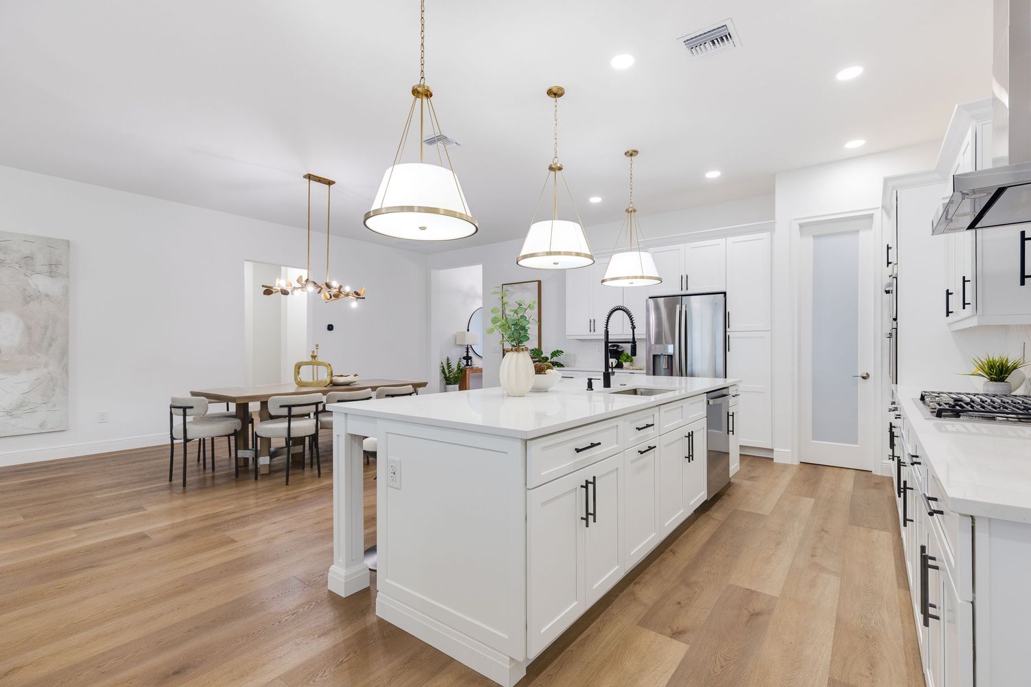 Dining room real estate photography by Sunlit Space