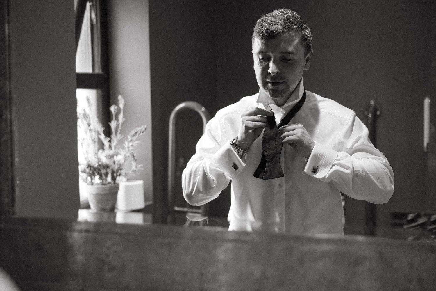 Black and white sequence showing preparation moments before the wedding ceremony.