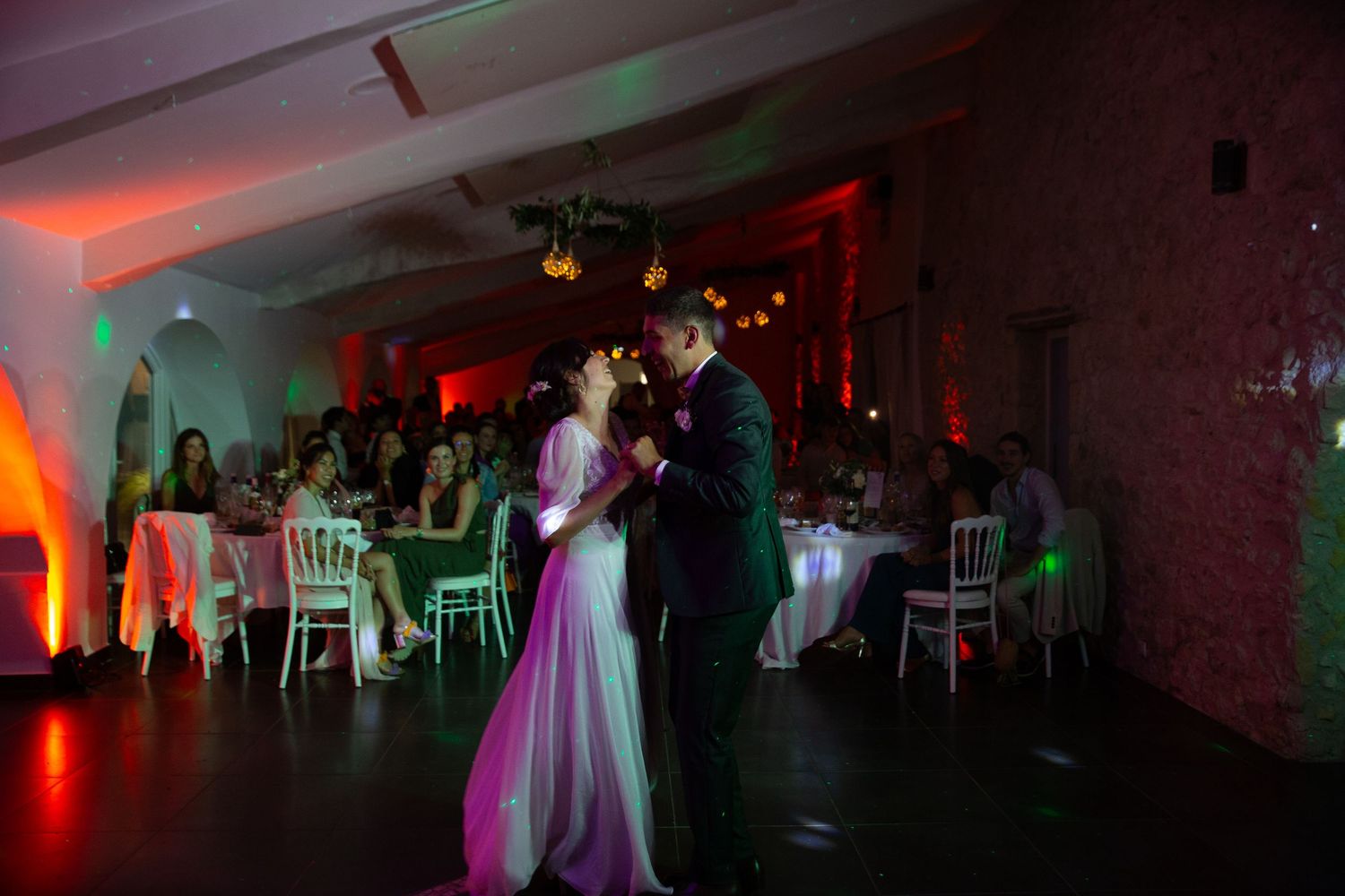 Photo de couple marié lors de la première danse