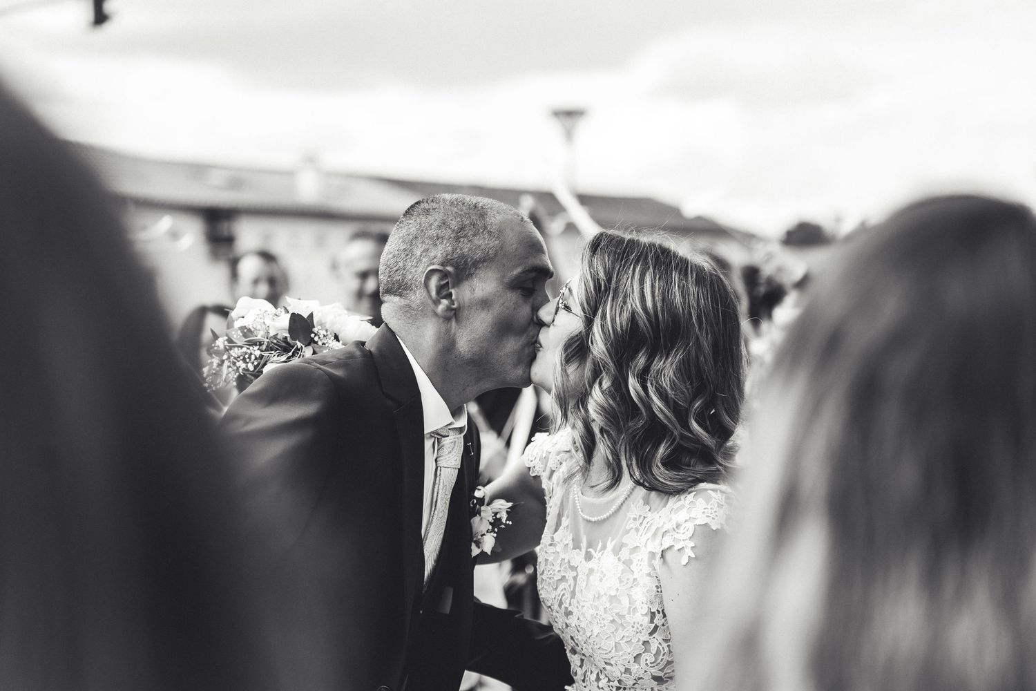 Baiser d'un couple marié
