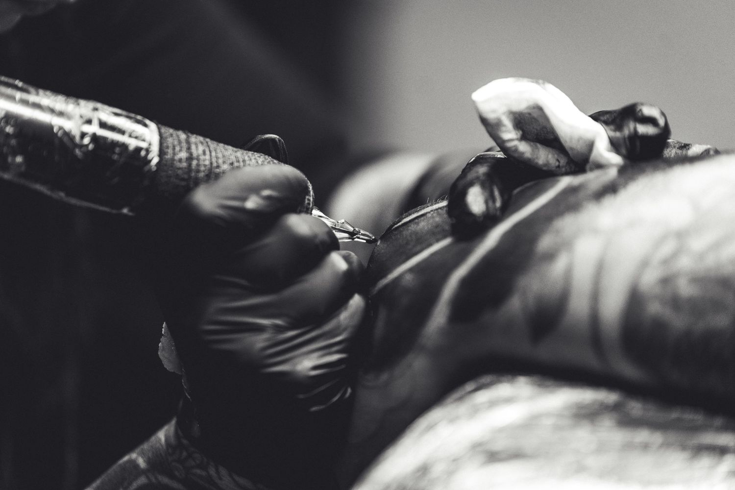Photo de détail lors d'un tatouage