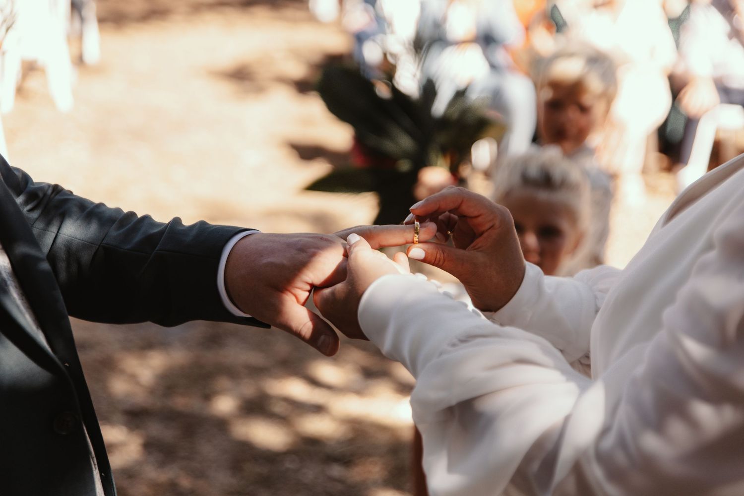 Photo de passage d'alliance lors d'un mariage
