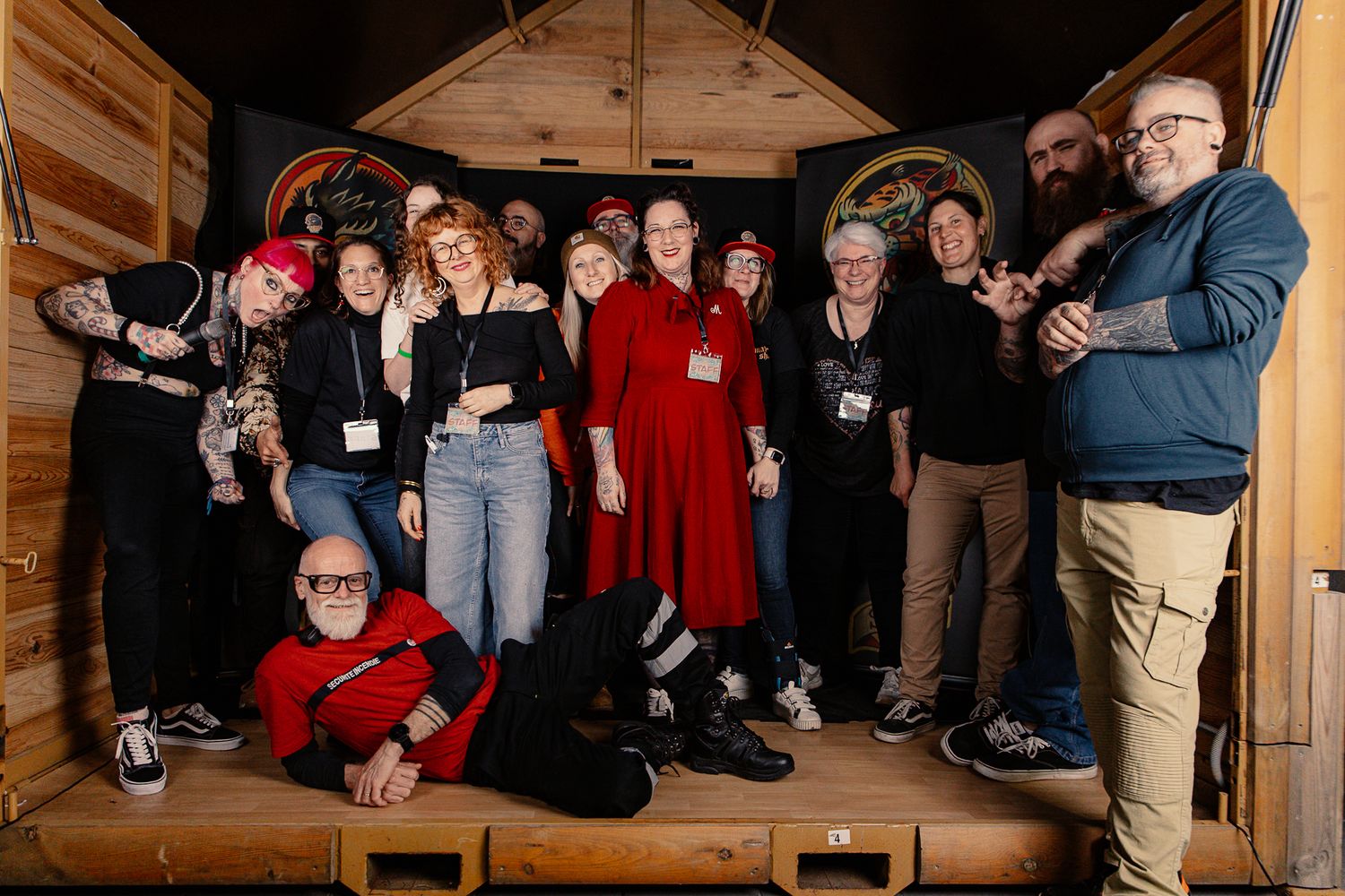 photo de groupe de bénévoles d'un événement tatouage