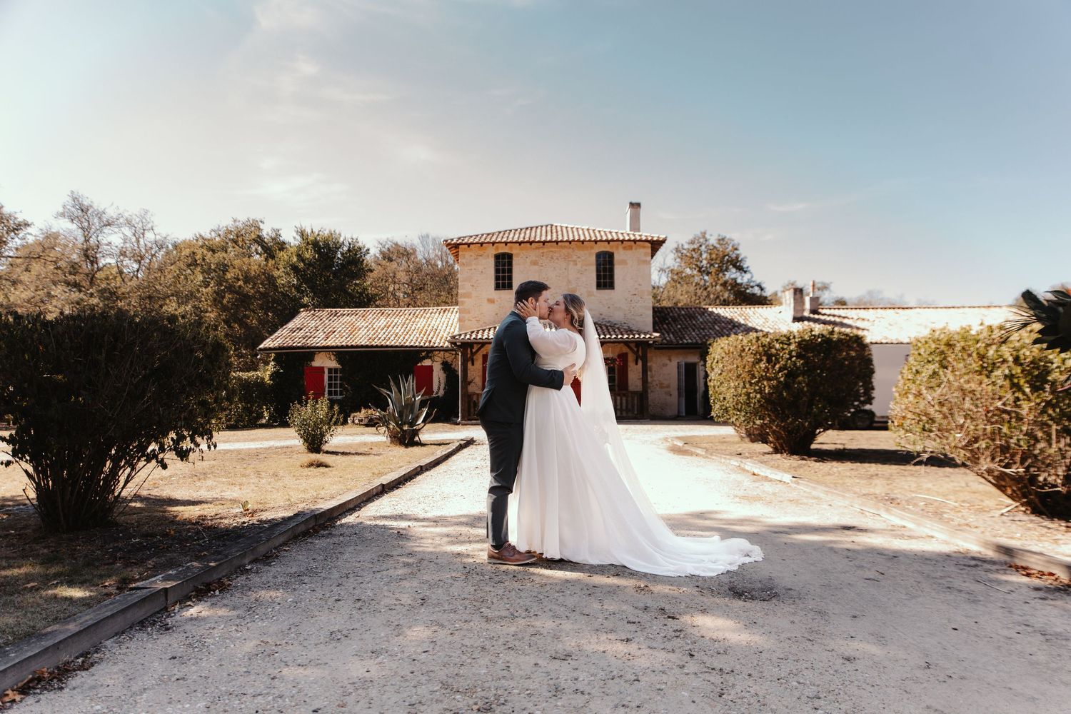 Baiser d'un couple marié