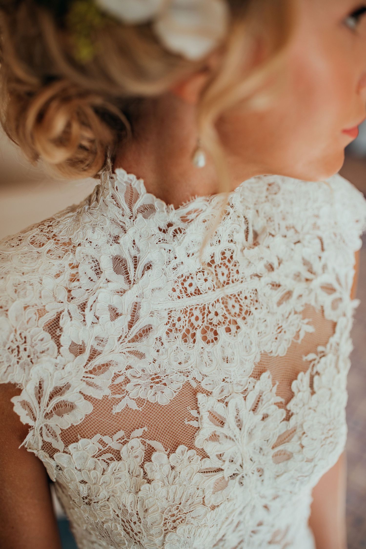 Reduziertes Detail des Brautkleids mit Fokus auf Struktur und Material - Getting Ready