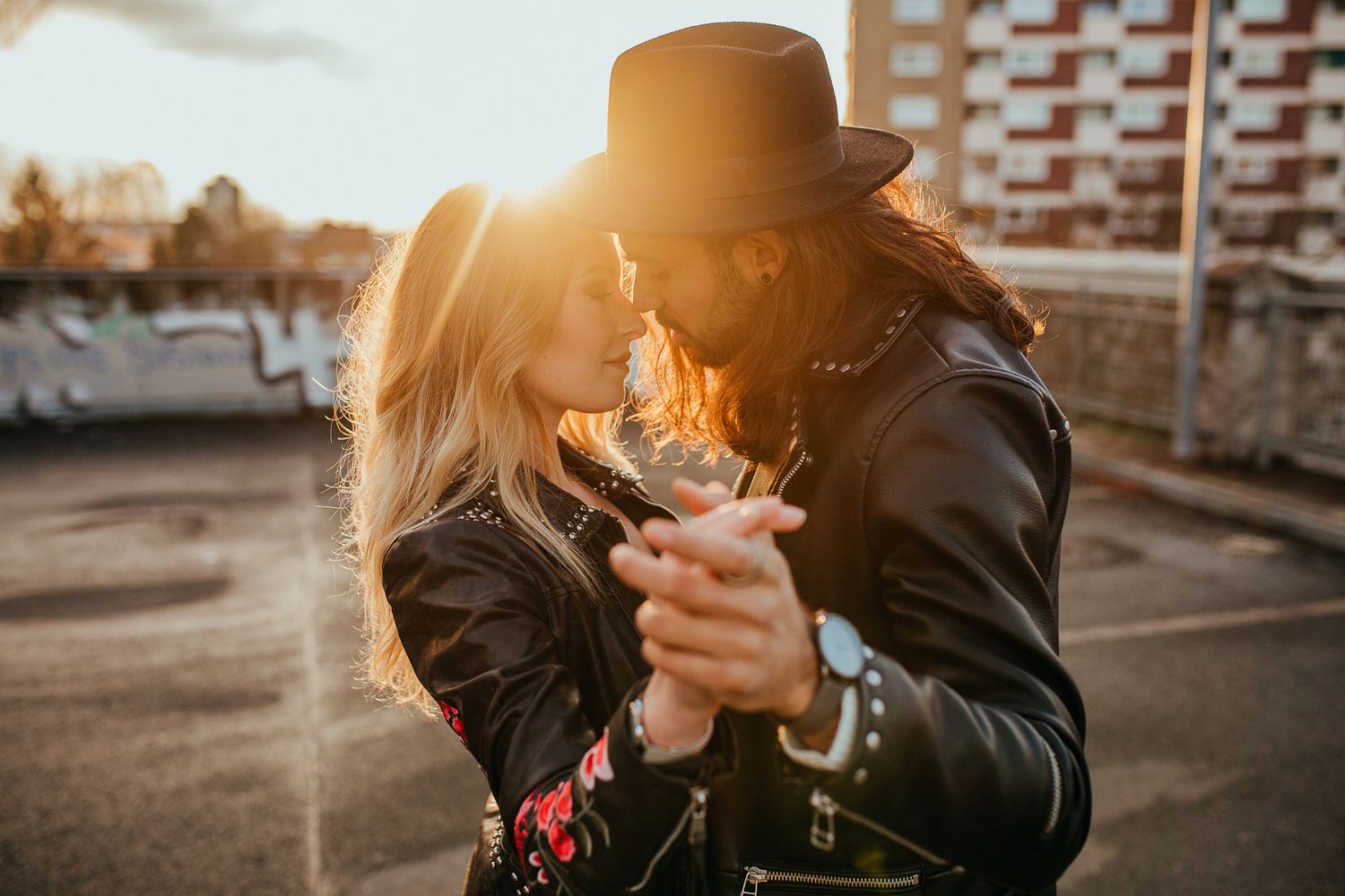 Emotionale Paarfotografie im Gegenlicht mit ruhigem, dokumentarischem Blick in Nürnberg