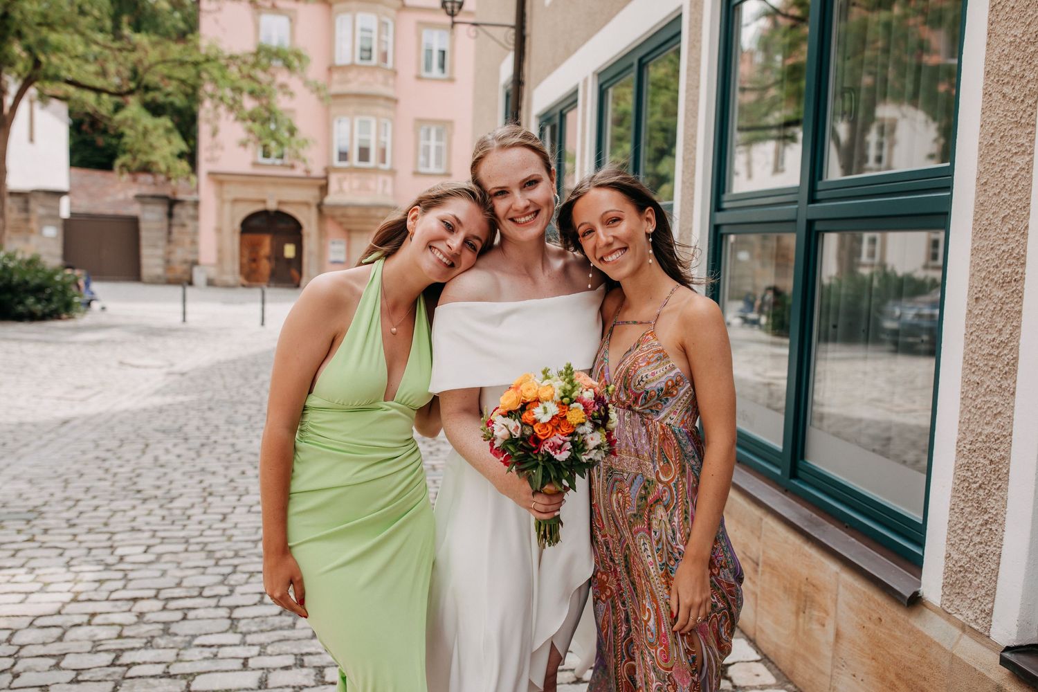 Ungezwungener Moment mit Braut und Begleiterinnen vor der Trauung in urbaner Umgebung in Bayreuth