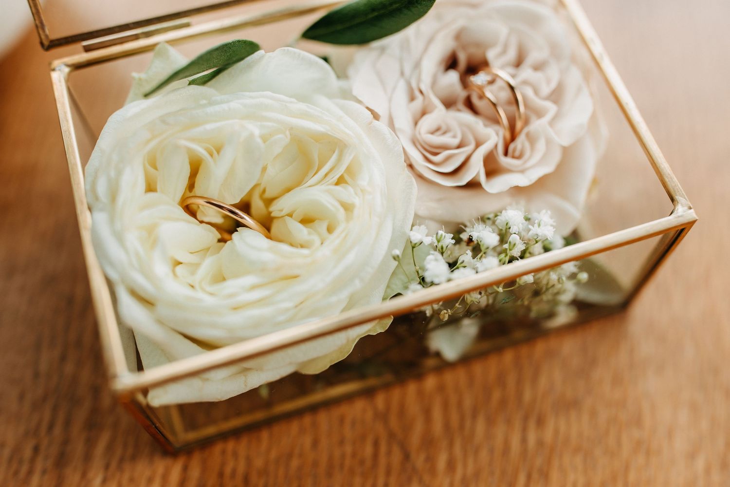 Hochzeitsdetail mit Blumenarrangement in schlichter Ringbox