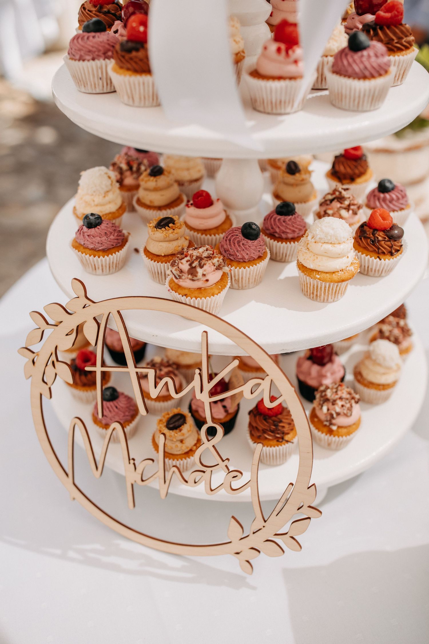 Detailaufnahme einer Hochzeitstorte und süßer Desserts bei der Hochzeitsfeier
