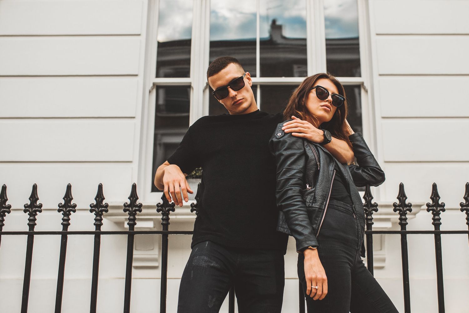 Natürliches Paarshooting in der Stadt mit urbanem Lifestyle-Look in London