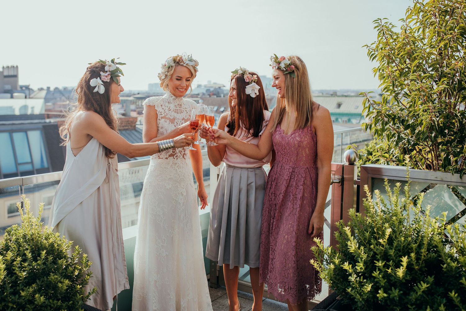 Braut mit Brautjungfern während der Hochzeitsvorbereitung im urbanen Umfeld im Hotel Sacher Wien