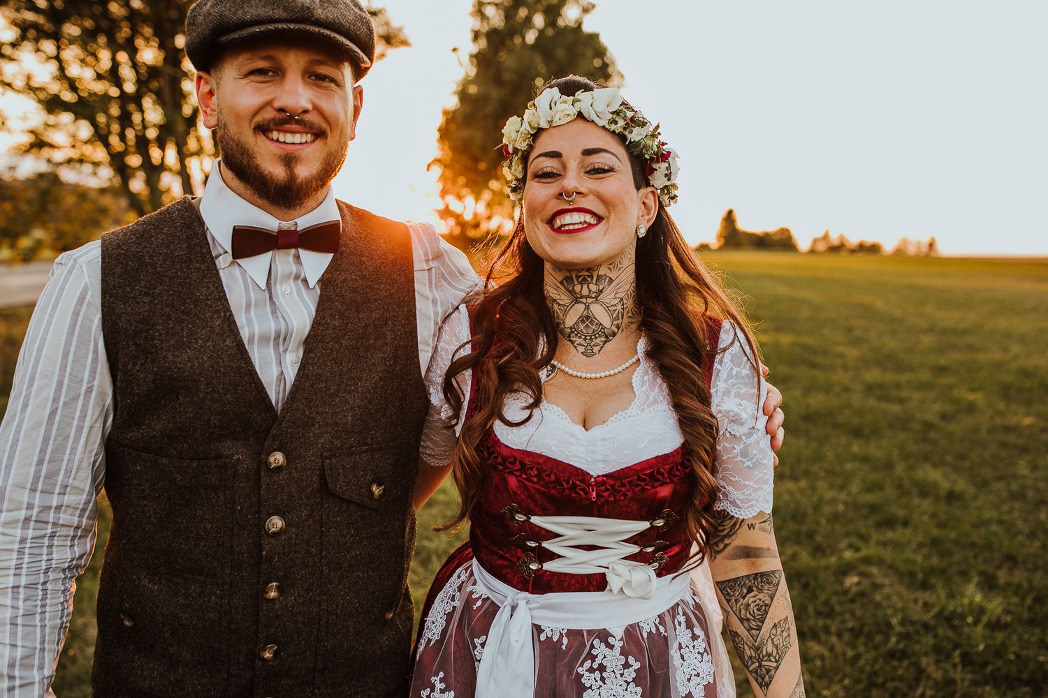 Glückliches Brautpaar im Vintage-Look bei einer freien Hochzeit im Abendlicht