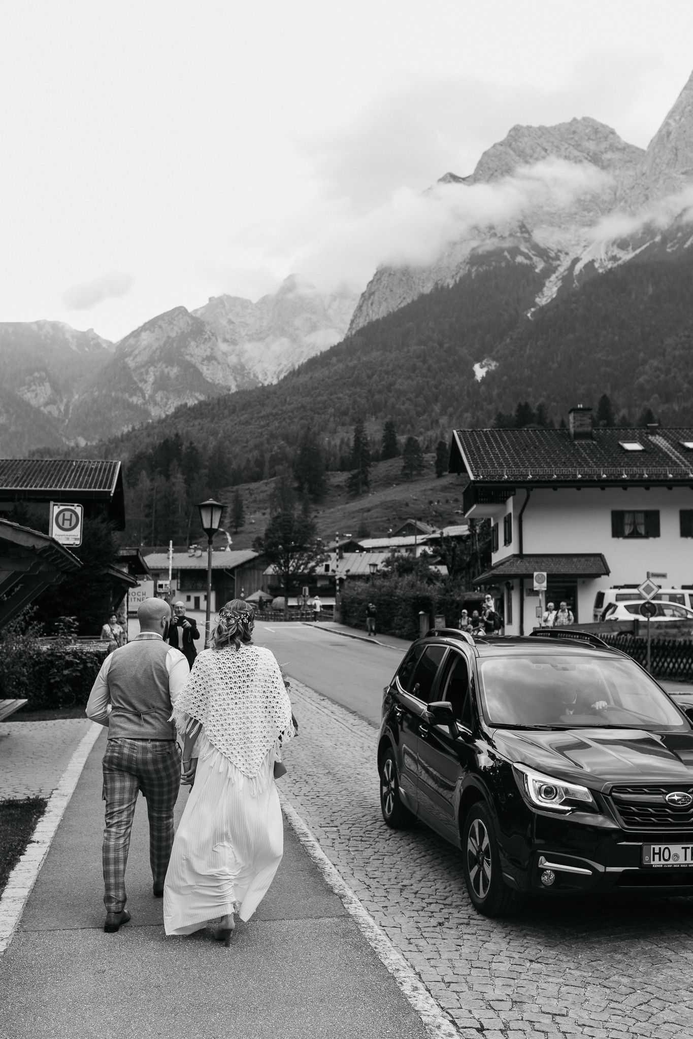 Ruhiger Schwarzweißmoment des Brautpaares auf dem Weg nach der Trauung
