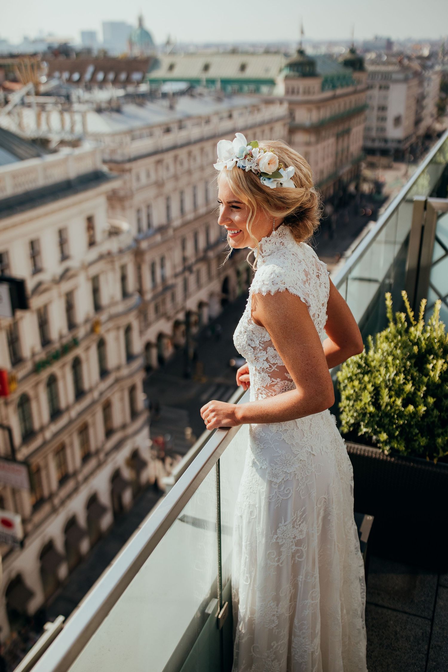 Brautporträt mit Blick über die Stadt während der Hochzeitsvorbereitung